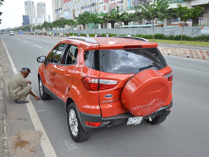 Cả hai xe ô tô đều hư hỏng phần đầu và đuôi sau va chạm